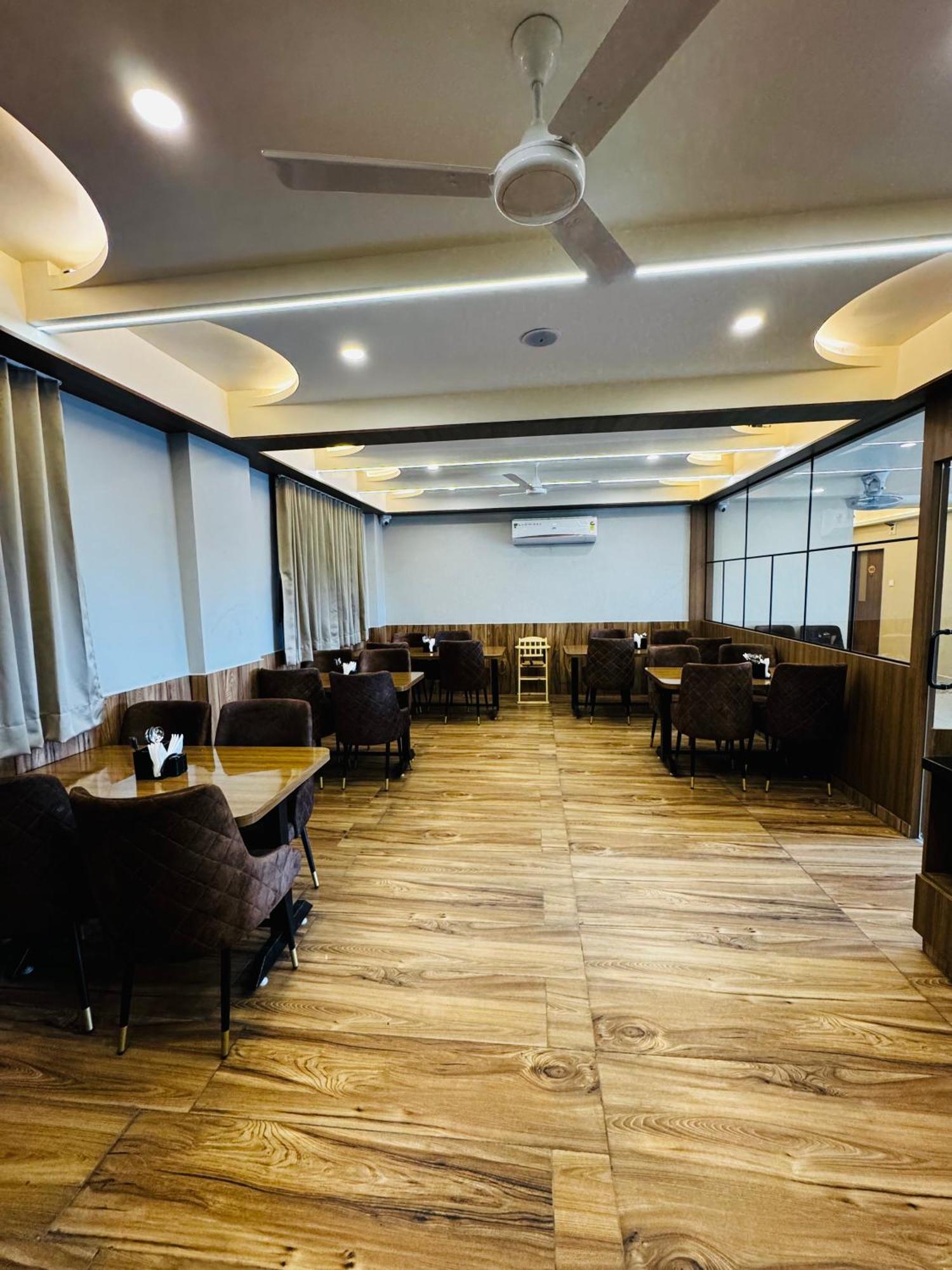Hotel Fun N Food Будж Екстериор снимка
